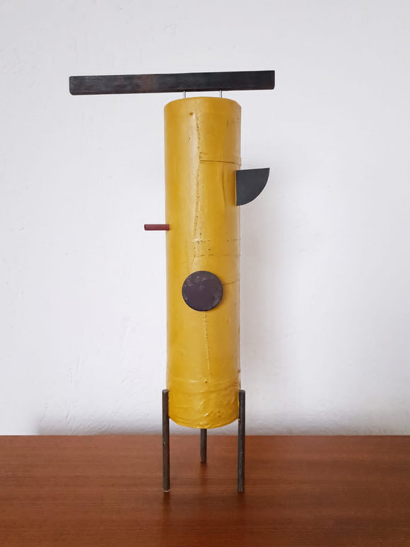 Andrea Balzano, Scultura geometrica astratta, Acrilico e componenti in legno, metallo e materiale di riciclo, 32x69x13 cm