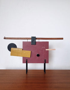Andrea Balzano, Scultura geometrica astratta, Acrilico e componenti in legno, metallo e materiale di riciclo, 69x44x7 cm