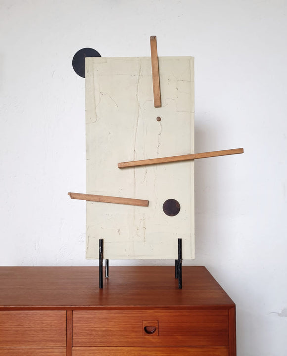 Andrea Balzano, Scultura geometrica astratta, Acrilico e componenti in legno, metallo e materiale di riciclo, 62x90x14 cm