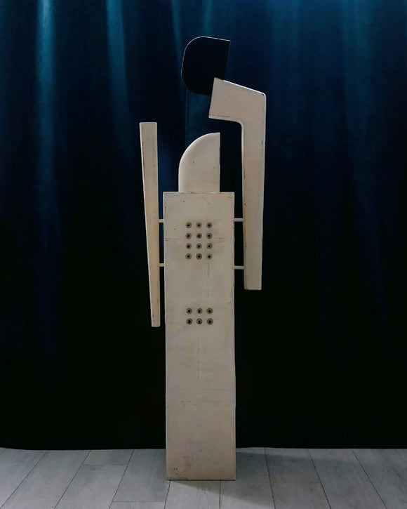 Andrea Balzano, Scultura geometrica astratta, Acrilico e componenti in legno, metallo e materiale di riciclo, 174x50x28 cm cm