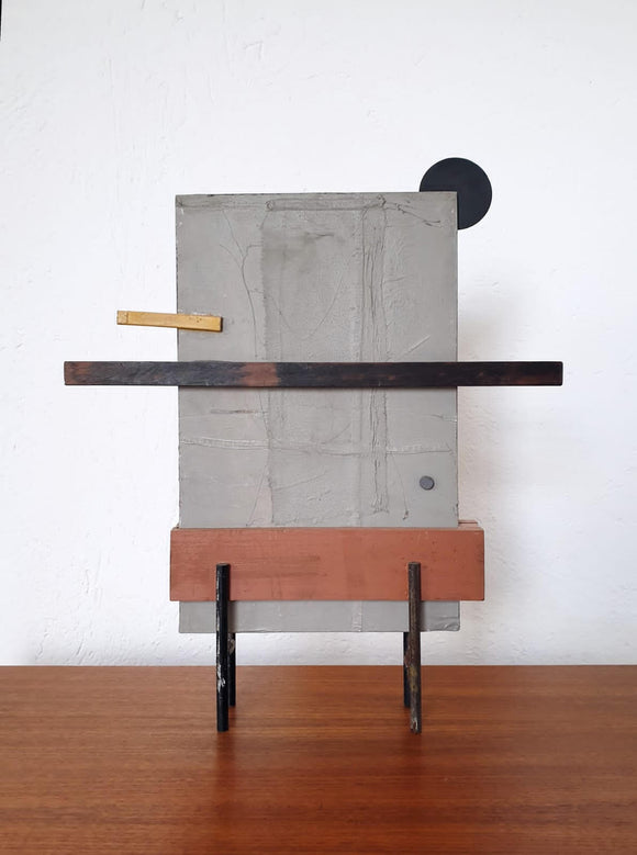 Andrea Balzano, Scultura geometrica astratta, Acrilico e componenti in legno, metallo e materiale di riciclo, 52x62x8 cm